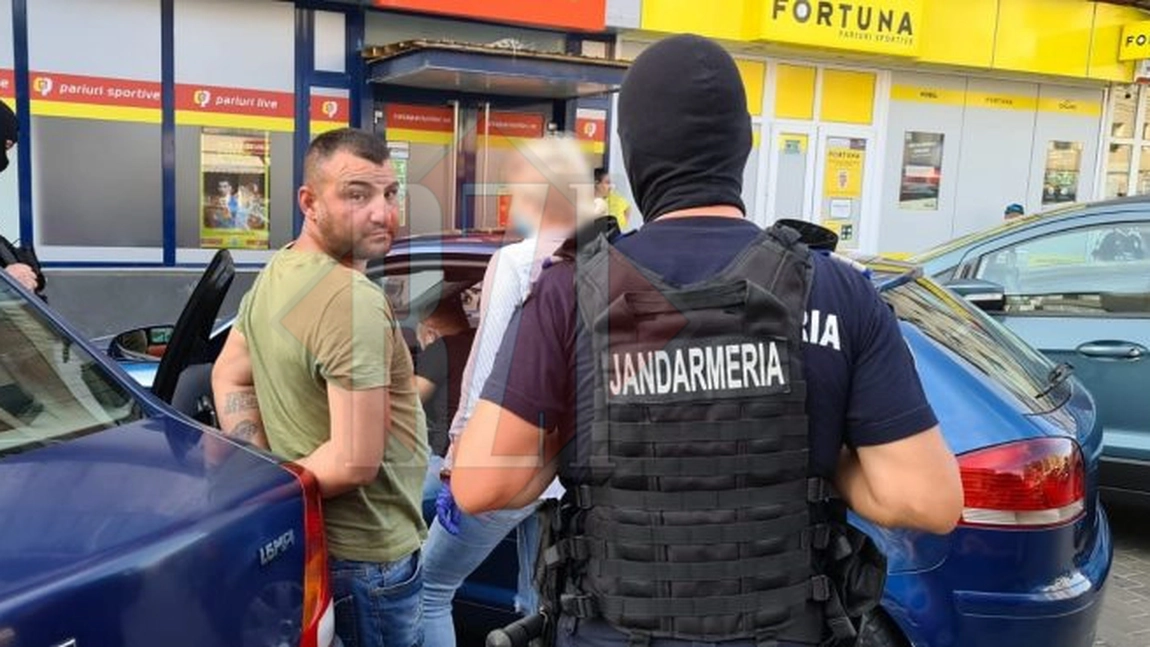 Flagrant în plină stradă la Iaşi! Mascaţii l-au pus la pământ pe un individ suspectat de trafic de droguri! (EXCLUSIV) - FOTO/ VIDEO, UPDATE