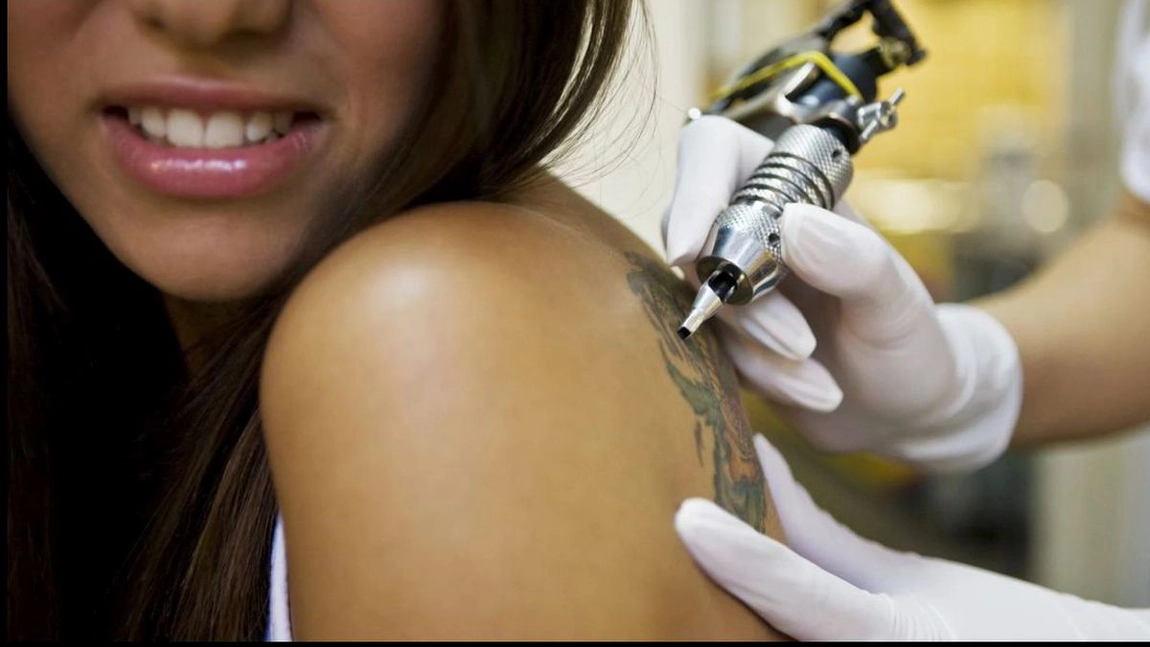 O tânără care s-a tatuat într-un salon din Iași s-a umplut de pete! În câteva zile, pielea ei s-a transformat într-o crustă! Când s-a văzut în oglindă a încremenit! Nici medicul dermatolog nu a avut ce să-i mai facă