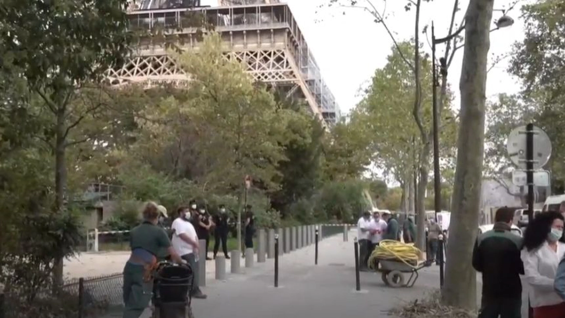 Alertă cu bombă în Franța. Turnul Eiffel, evacuat - LIVE VIDEO