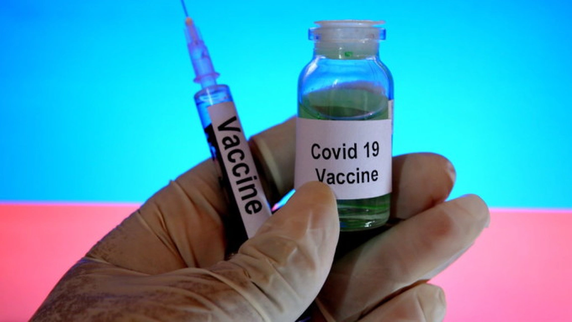 Dezvăluire șocantă despre motivul întreruperii testelor pentru vaccinul anti-COVID-19: Pacienta a avut simptome neurologice grave