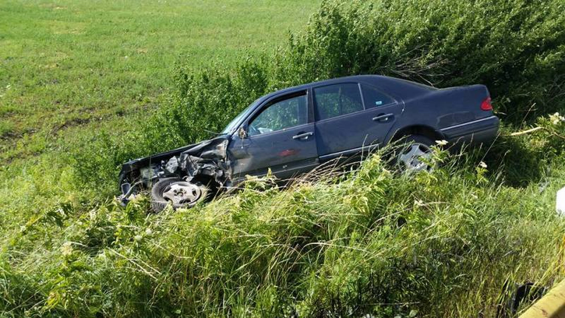 Un tânăr s-a îmbătat din banii furaţi şi a condus fără permis doua autoturisme şi a provocat două accidente rutiere. Cinci infracţiuni în doar câteva ore