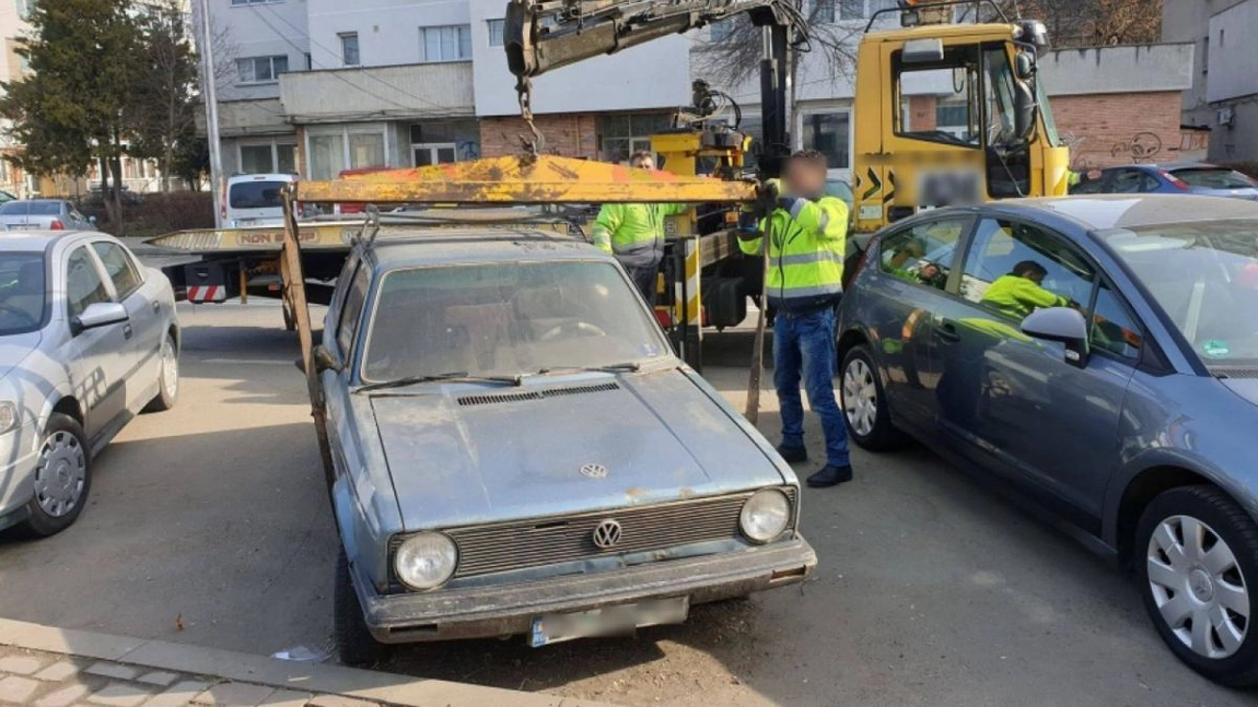 Se confiscă mașinile abandonate pe raza municipiului Iași. Autoritățile au ridicat peste o sută de autoturisme în acțiunea de casare a vehiculelor abandonate pe domeniul public