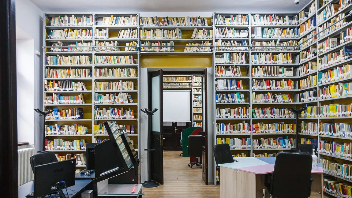 Cel mai bun loc pentru documentare și studiu din Iași! UAIC a finalizat, printr-o investiție de 800.000 de lei, procesul de modernizare într-o bibliotecă - FOTO