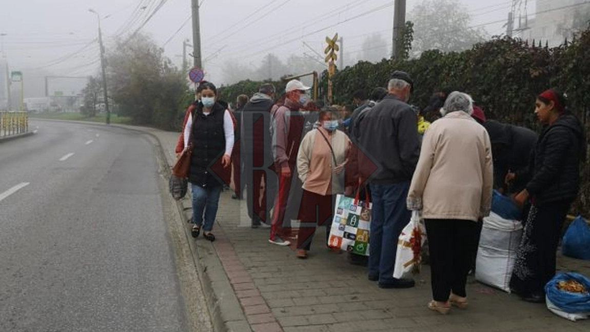 A început sezonul ciupercilor. Aglomeraţie lângă Piaţa Alexandru, oamenii se îmbulzesc şi masca de protecţie e doar o amintire - FOTO