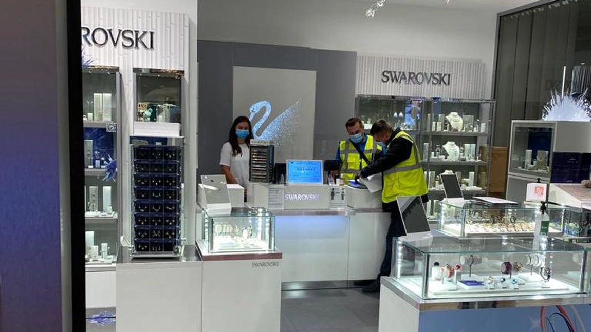 Control masiv al autorităţilor într-un mall din Iaşi. Zeci de angajatori, luaţi la puricat