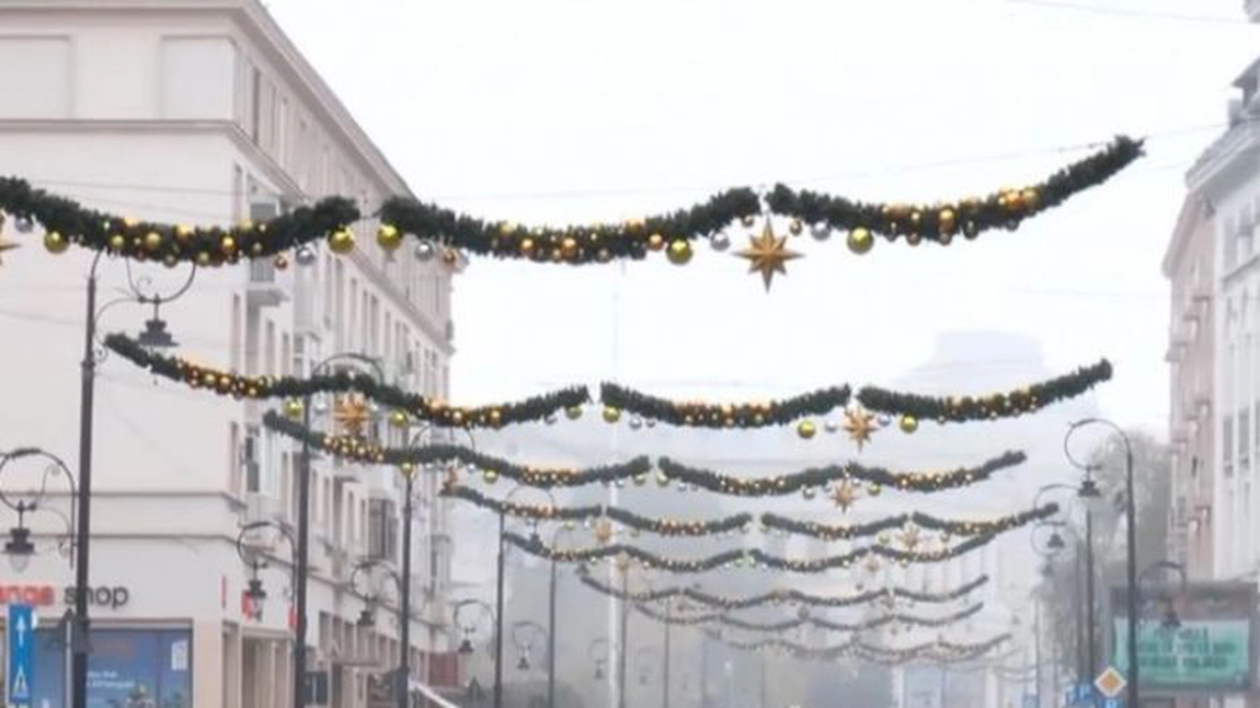 Să vină Crăciunul! Cu o rată de infectare de peste 3, Craiova își împodobeşte străzile