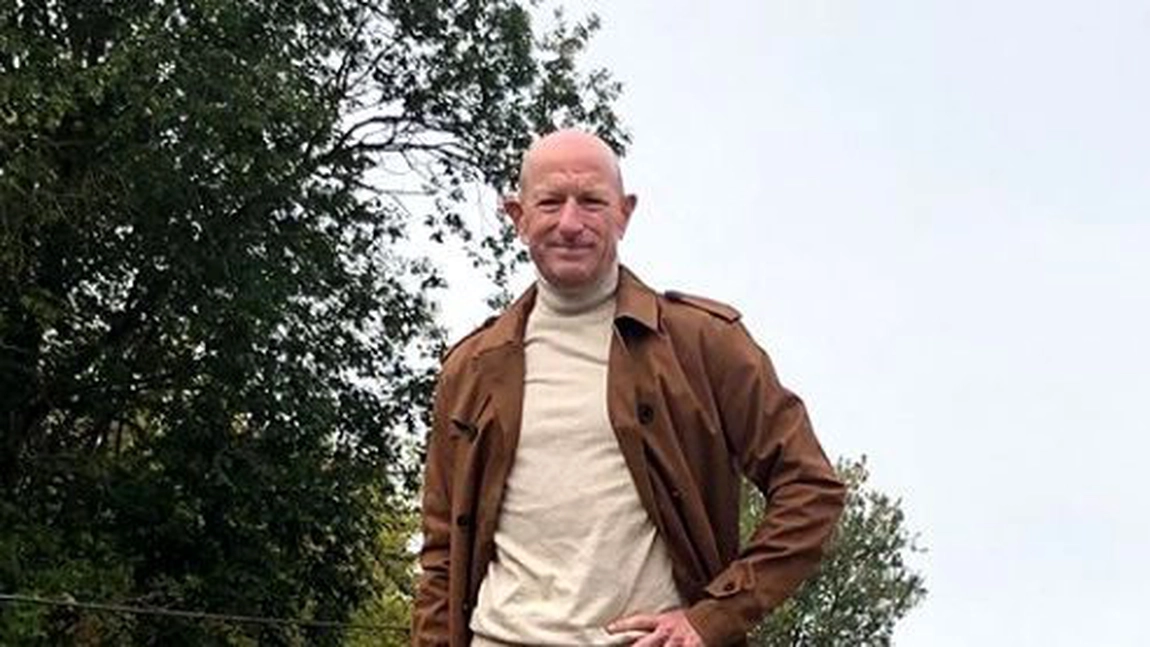 Povestea incredibilă a unui inginer de robotică! A dat costumele bărbătești pe fustă și tocuri