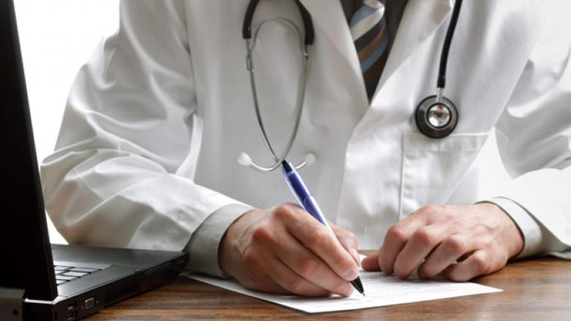 Medicii de familie, indignați după ce au fost puși să trateze pacienți COVID-19: ”Suntem redescoperiţi, doar pentru a fi împovăraţi cu noi responsabilităţi birocratice”