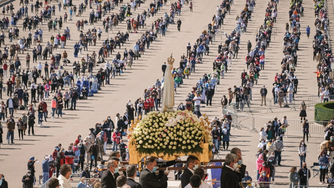Pelerinajul de la Fatima, Portugalia, s-a desfăşurat în condiţii stricte de siguranţă sanitară. Credincioșii au purtat mască și au păstrat distanța