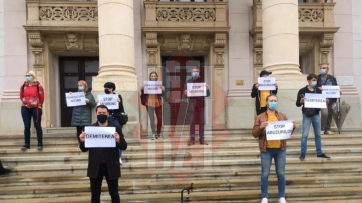 Artiştii nemulţumiţi ai ONRI se află din nou pe treptele Teatrului Naţional din Iaşi - VIDEO