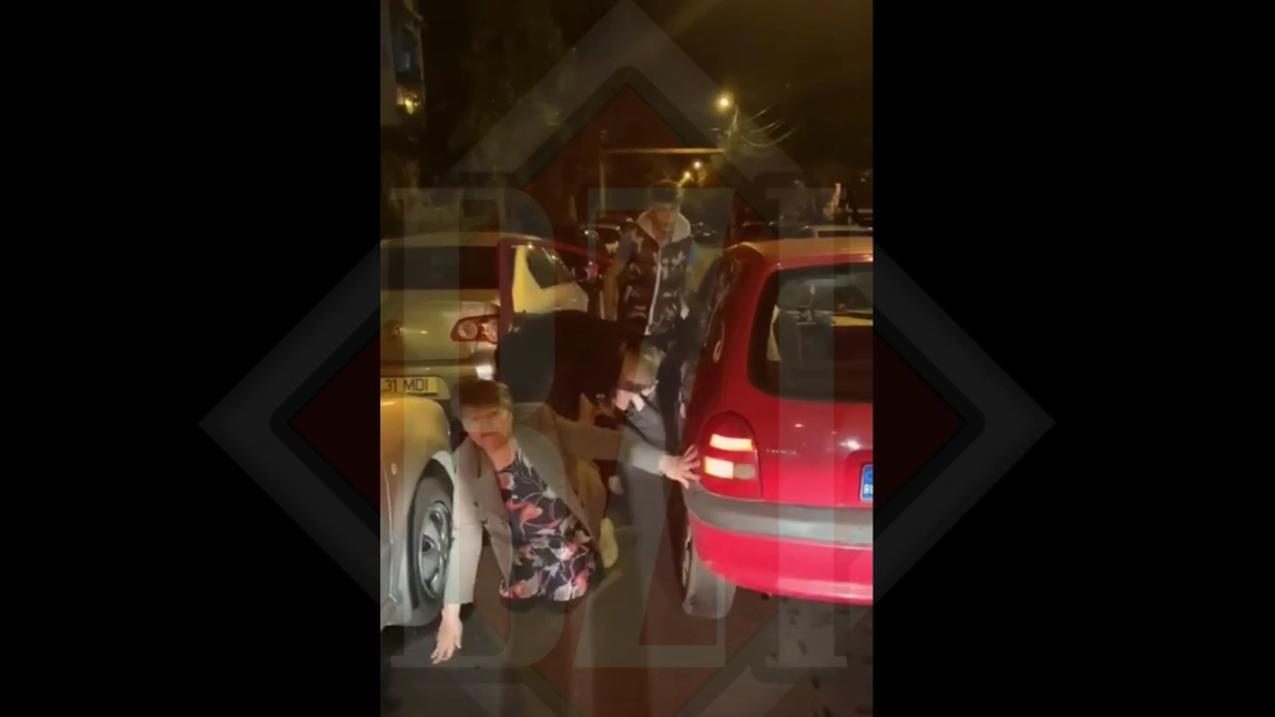 Scene şocante pe străzile din Iaşi! Un individ a vrut să-i taie capul iubitei de faţă cu mama acesteia, după ce a trântit-o lângă o maşină! Bărbatul a fost reținut - Exclusiv, Video, Update