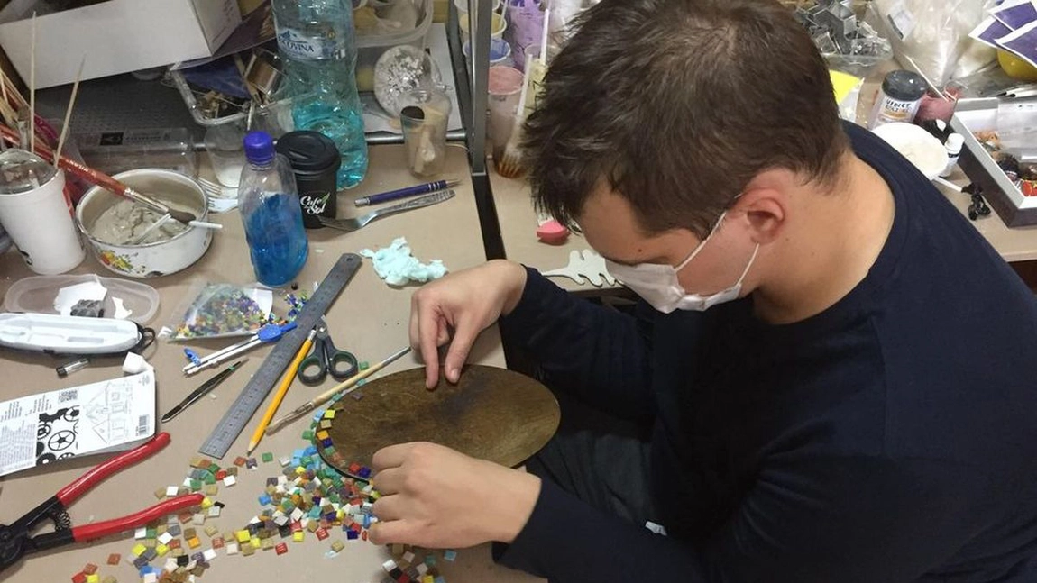Tinerii cu autism din Iași sunt implicați într-un nou proiect desfășurat de ANCAAR. Obiectele create în atelier vor fi vândute pe internet, iar banii vor fi donați