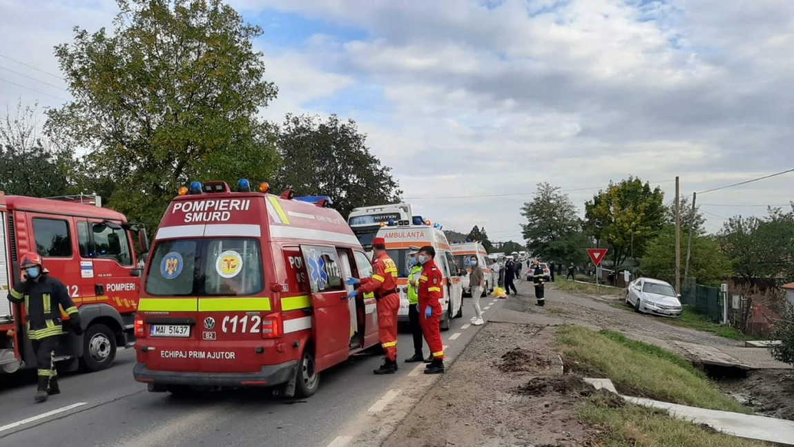 Accident rutier între o ambulanţă şi un TIR. Circulație blocată în judeţul Vaslui