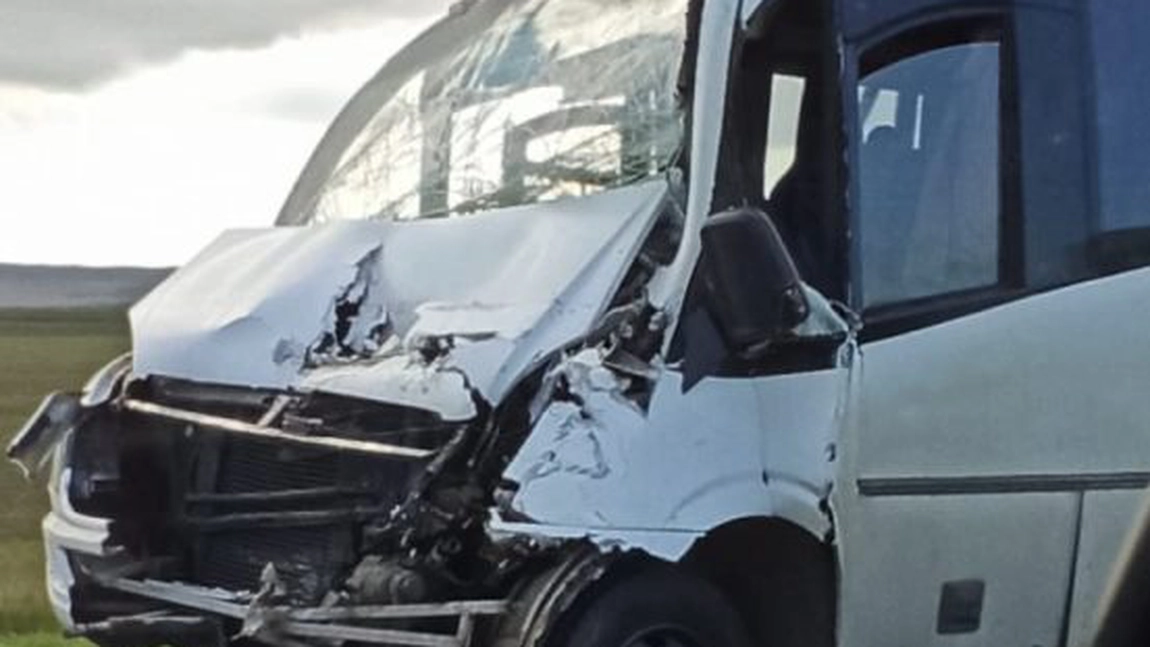 Accident rutier la Vaslui. Un microbuz cu pasageri şi un TIR au intrat în coliziune - FOTO