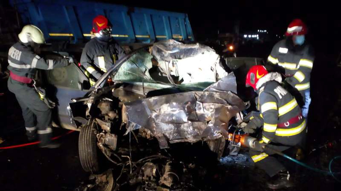 Accident rutier în Vaslui. Un tânăr a murit, după ce a intrat cu viteză într-un camion