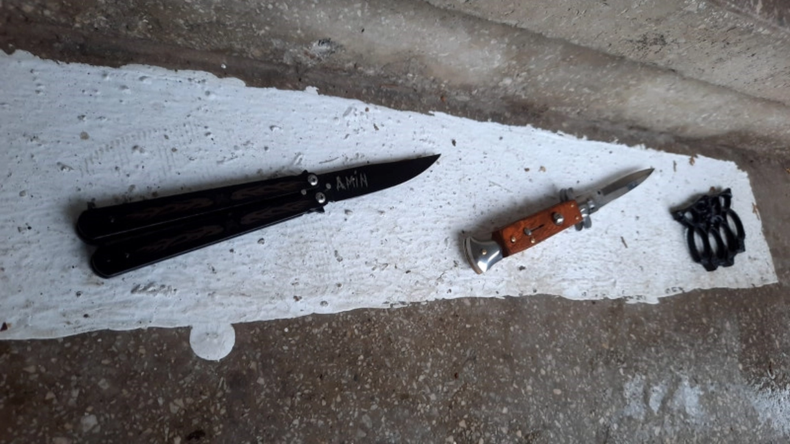 O elevă, prinsă înarmată cu două cuţite şi un pumnal la şcoală