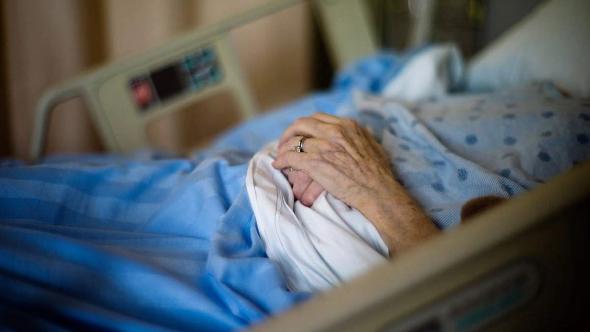 Medicii din Iași, înmărmuriți de povestea unei bătrâne cu cancer de rect! Singură, într-o casă de la țară, a auzit la televizor că se poate infecta cu COVID-19, dacă merge la spital! Femeia a suportat o durere cruntă și a ajuns la doctor în ultima clipă