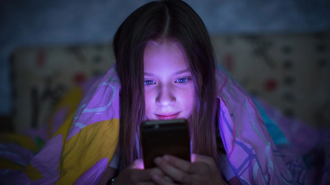 Expunerea nocturnă la lumină albastră, asociată cu risc crescut de cancer colorectal