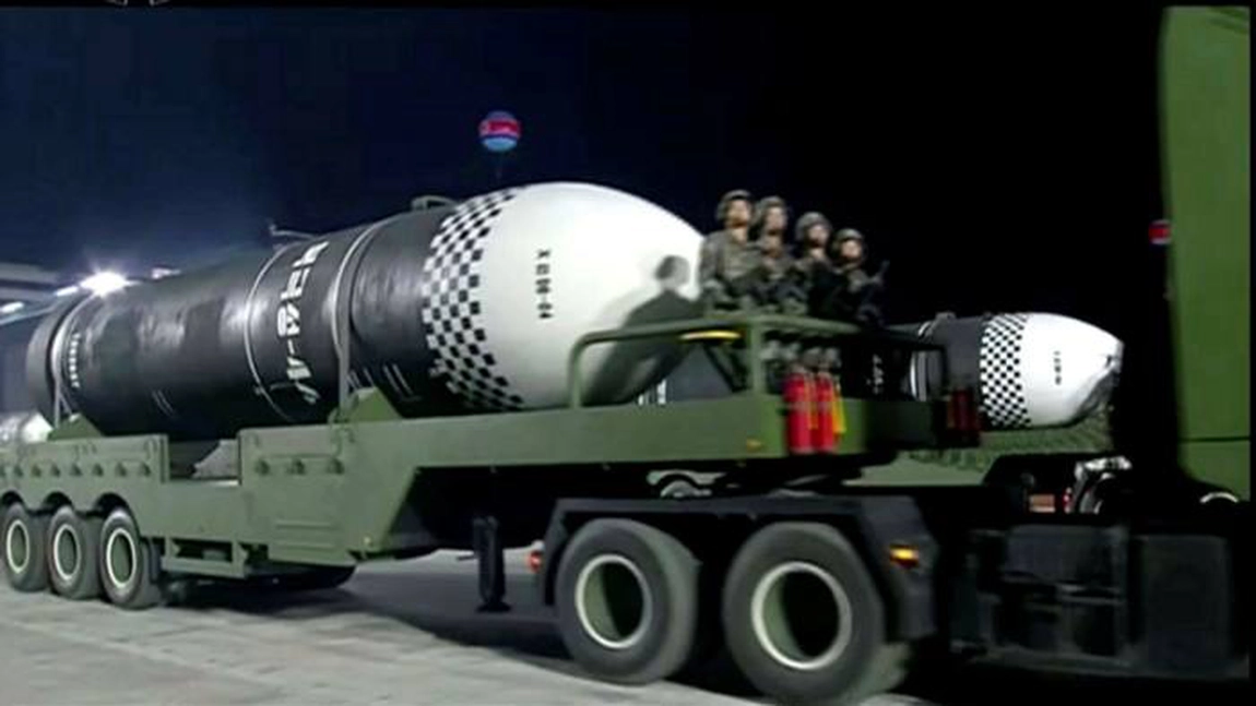 Coreea de Sud este îngrijorată de noile achiziţii de arme ale lui Kim Jong-Un. Acesta a prezentat cea mai mare rachetă balistică din lume