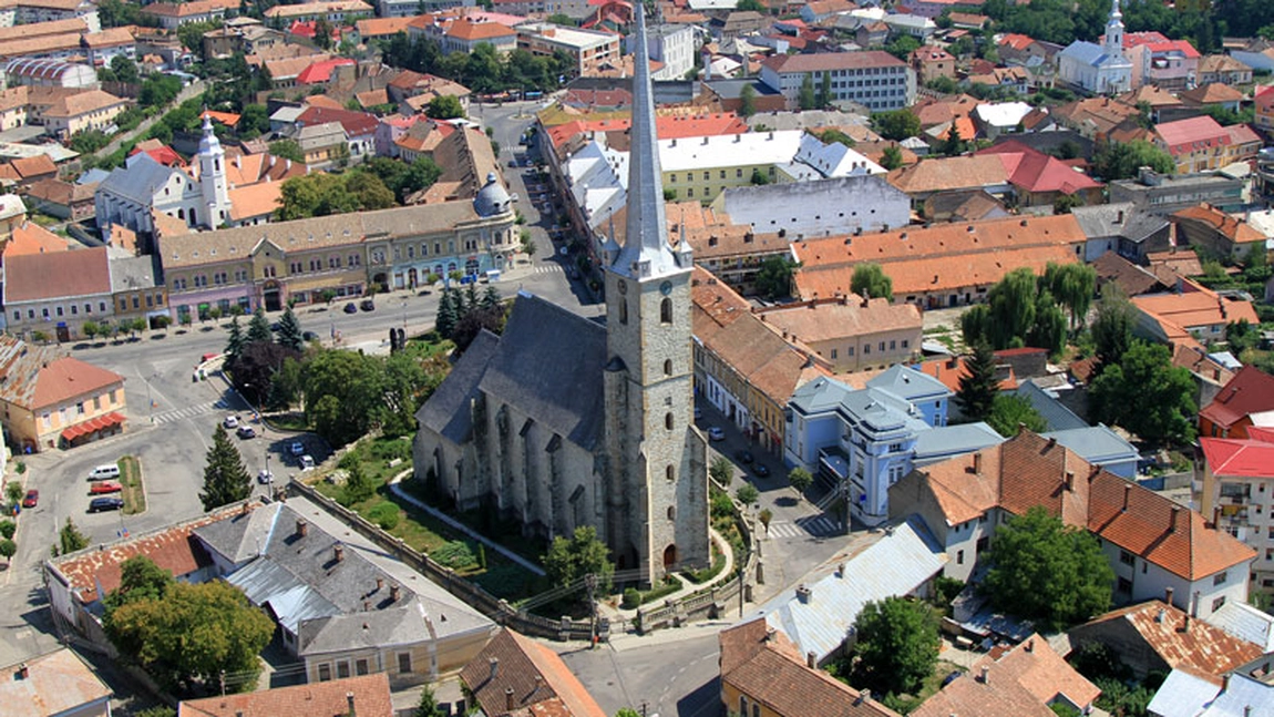 Municipiul Dej intră în scenariul roșu. Toate şcolile, restaurantele, barurile se închid