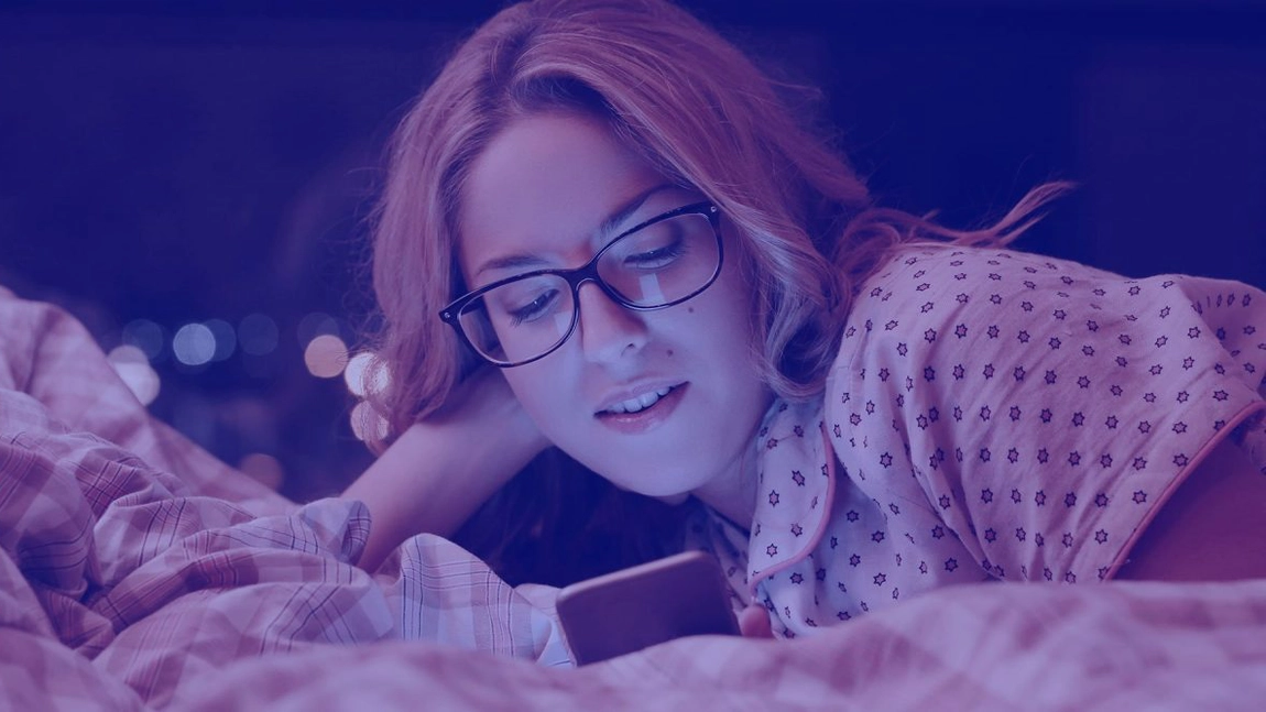 Ochelarii pentru lumină albastră îmbunătățesc somnul si productivitatea zilei de lucru