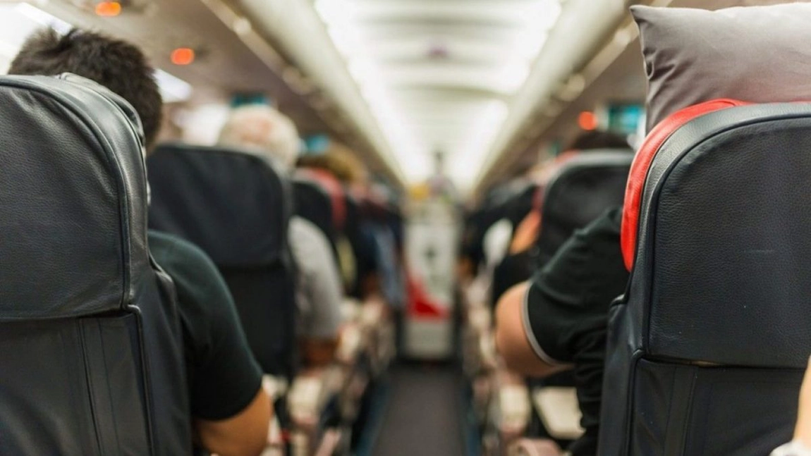 Riscul de a te infecta cu COVID-19 in avion este foarte mic, daca toti pasagerii poarta masca