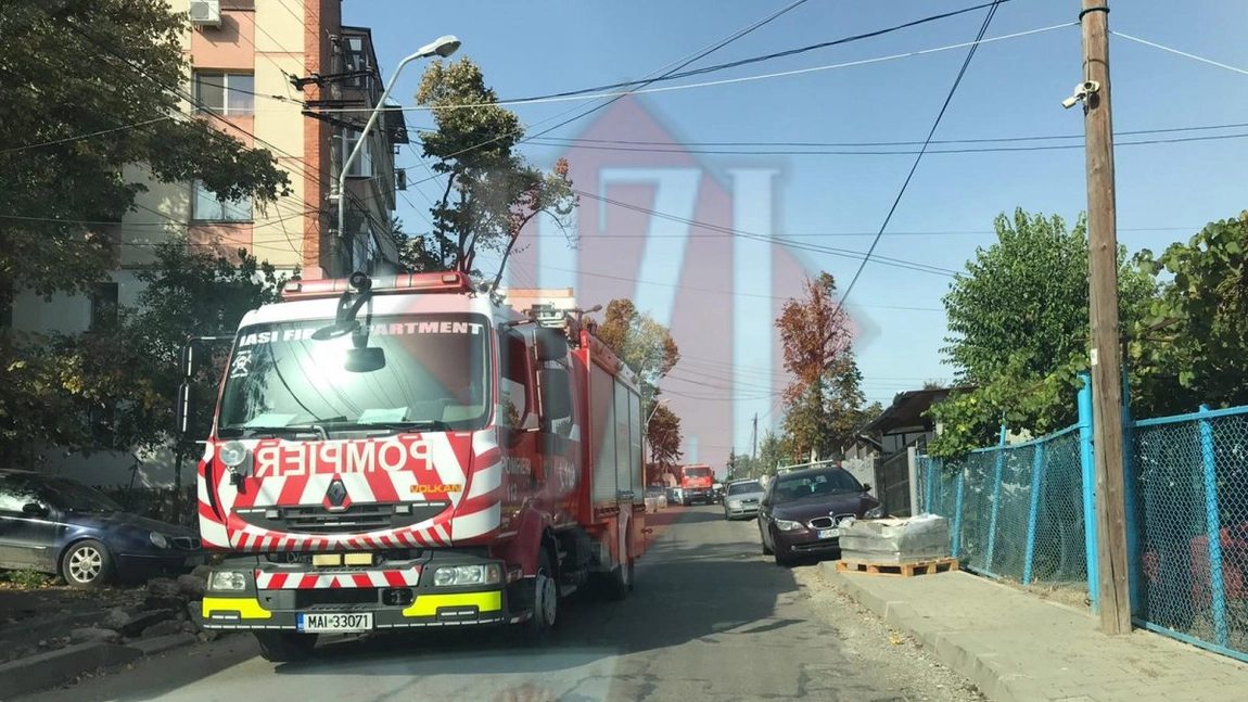 Incendiu puternic la o locuinţă din zona Tătăraşi. Pompierii intervin - EXCLUSIV/ FOTO/ UPDATE