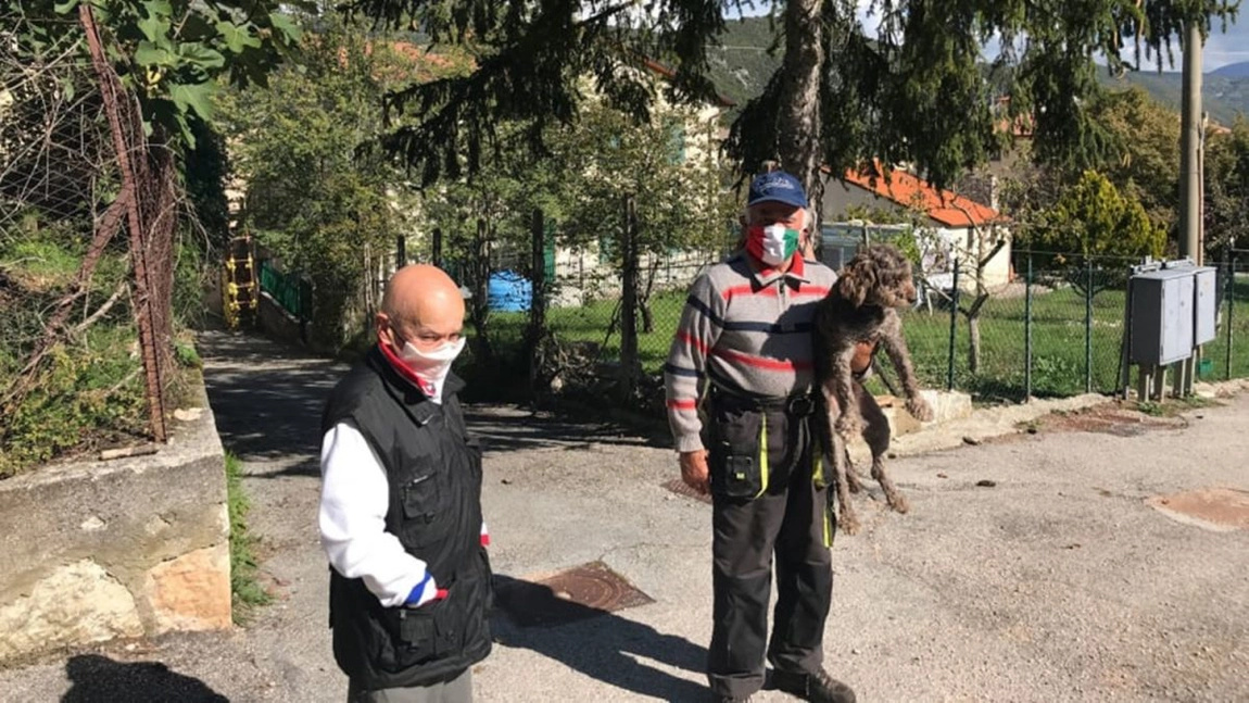 Un sat din Italia are doar doi locuitori, ambii purtând mască de protecție când ies din casă - FOTO