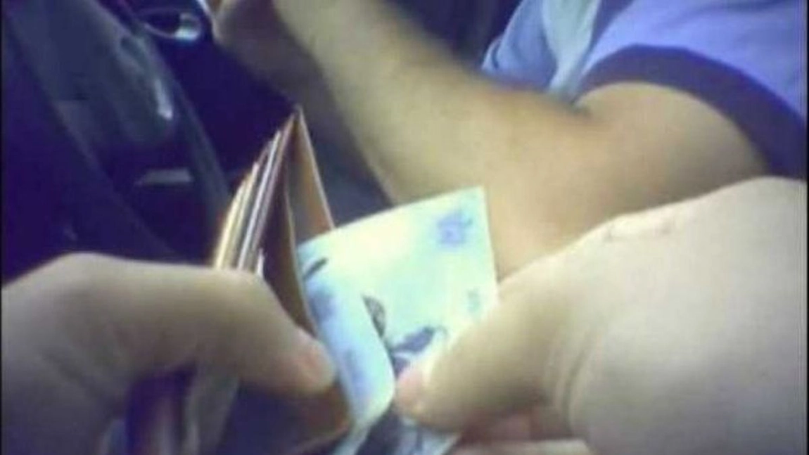 A vrut să cumpere un agent de poliție cu doar 100 de lei! Un ieșean a încercat să scape de o amendă cu bani! Bărbatul de 57 de ani, prins în flagrant, acuzat de dare de mită! (Exclusiv)