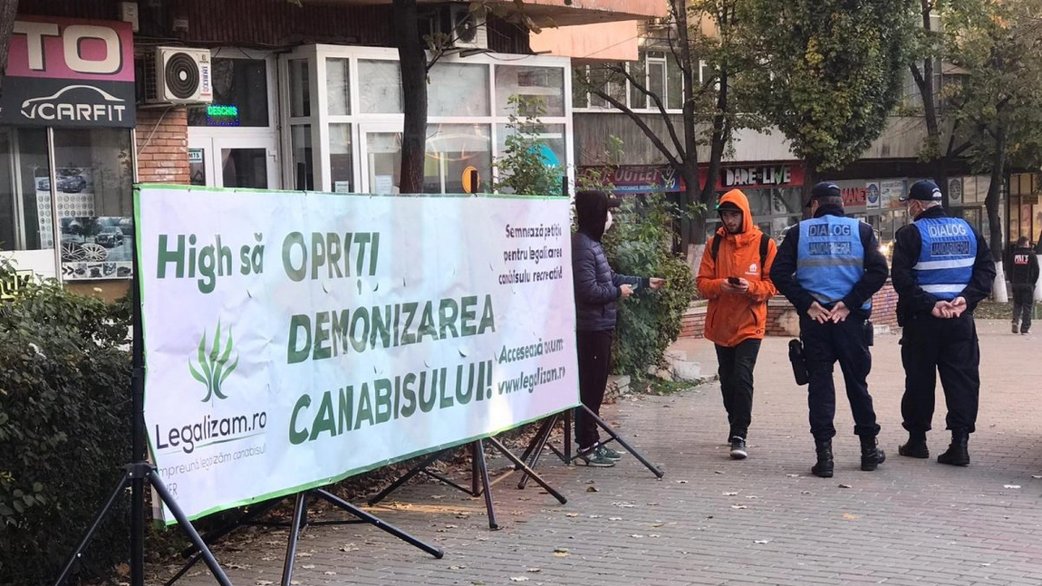 Protest pentru legalizarea consumului recreativ de canabis, la sediul DIICOT Iași - FOTO/ VIDEO