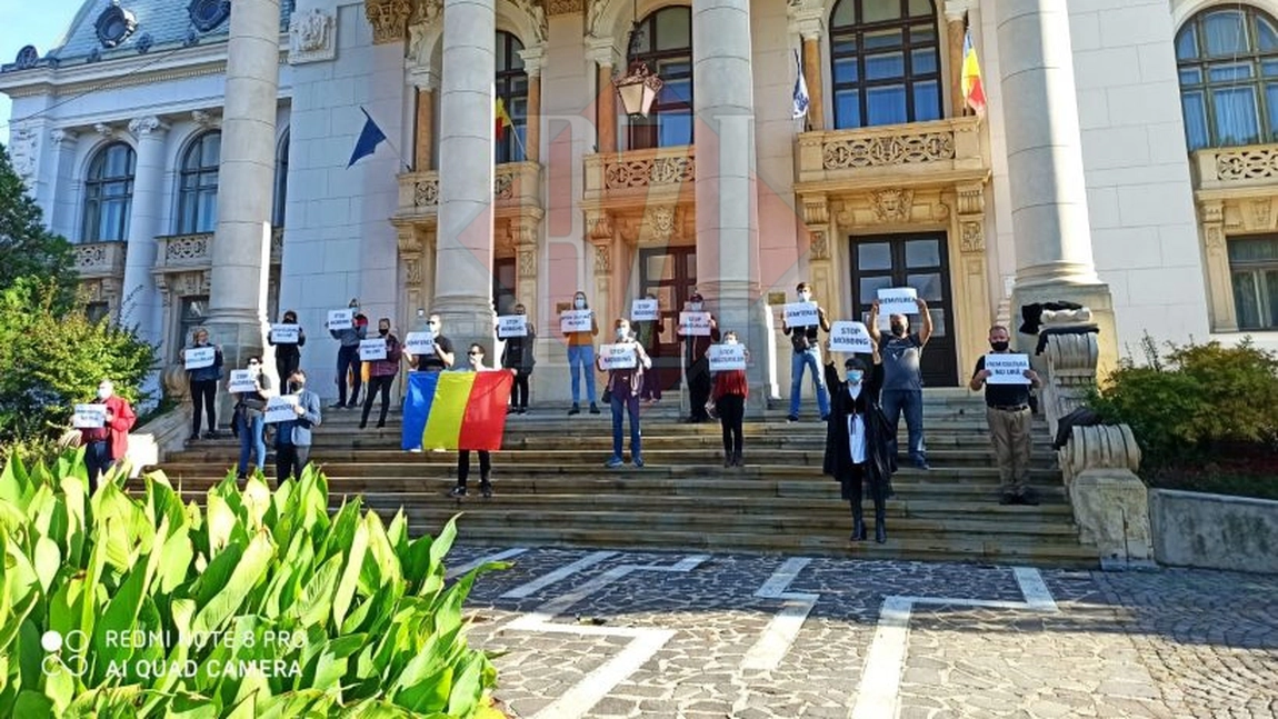 Ziua a III-a de proteste la Opera Naţională Română din Iaşi - VIDEO