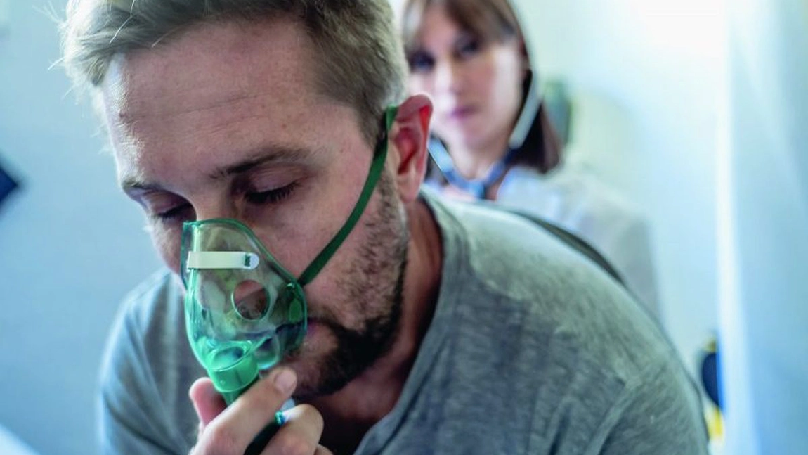 Mai mulți ieșeni vindecați de COVID-19 au devenit dependenți de tuburi de oxigen! Medicii spun că recuperarea poate dura și luni de zile! Tinerii cară dispozitivele cu ei la serviciu