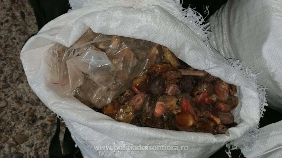 Un ucrainean a lovit mașina Poliției din Satu Mare pentru a salva peste 250 kg de pietre prețioase - FOTO/ VIDEO