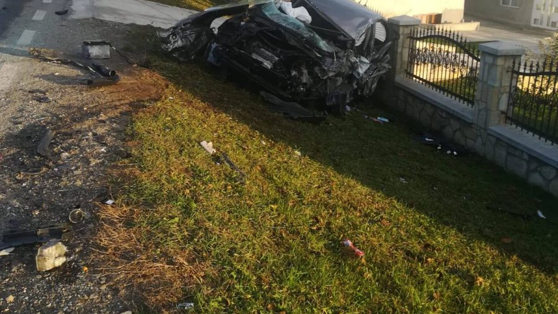 Accident rutier grav în judeţul Neamţ. O tânără de 16 ani a rămas sub dărămături, după ce un TIR a intrat într-o locuință - UPDATE