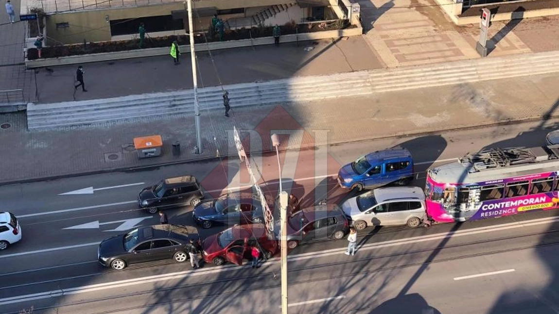 Carambol în fața Halei Centrale din Iaşi. Au fost implicate mai multe maşini şi un tramvai. Momentul accidentului, suprins de camerele de supraveghere - FOTO, VIDEO, UPDATE - EXCLUSIV