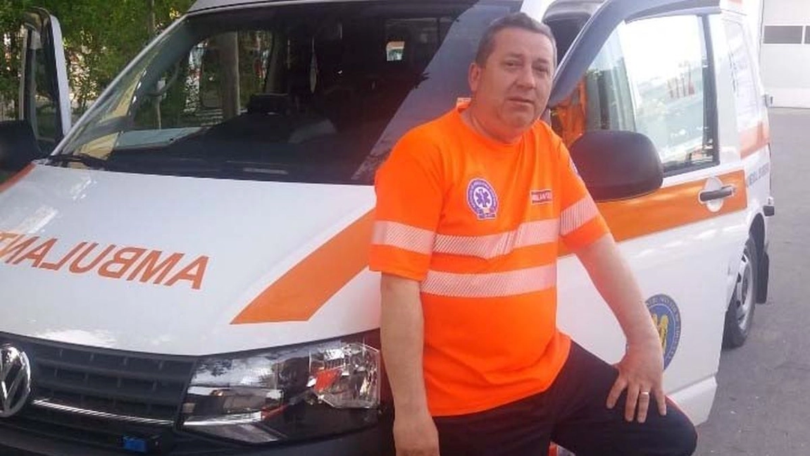 Un ambulanțier care a salvat mii de vieți, umilit de doi adolescenți teribiliști din Iași! Tinerii l-au scuipat pentru că bărbatul nu a putut să le facă testul pentru COVID-19