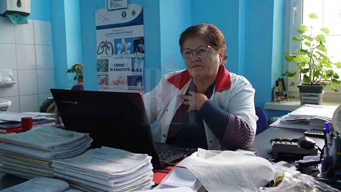 Pacienții de etnie romă din Ciurea așteaptă panaceul pentru COVID-19! Cei infectați cu coronavirus cer pastile cu pumnul de la medicul de familie! Nici nu vor să audă de spital