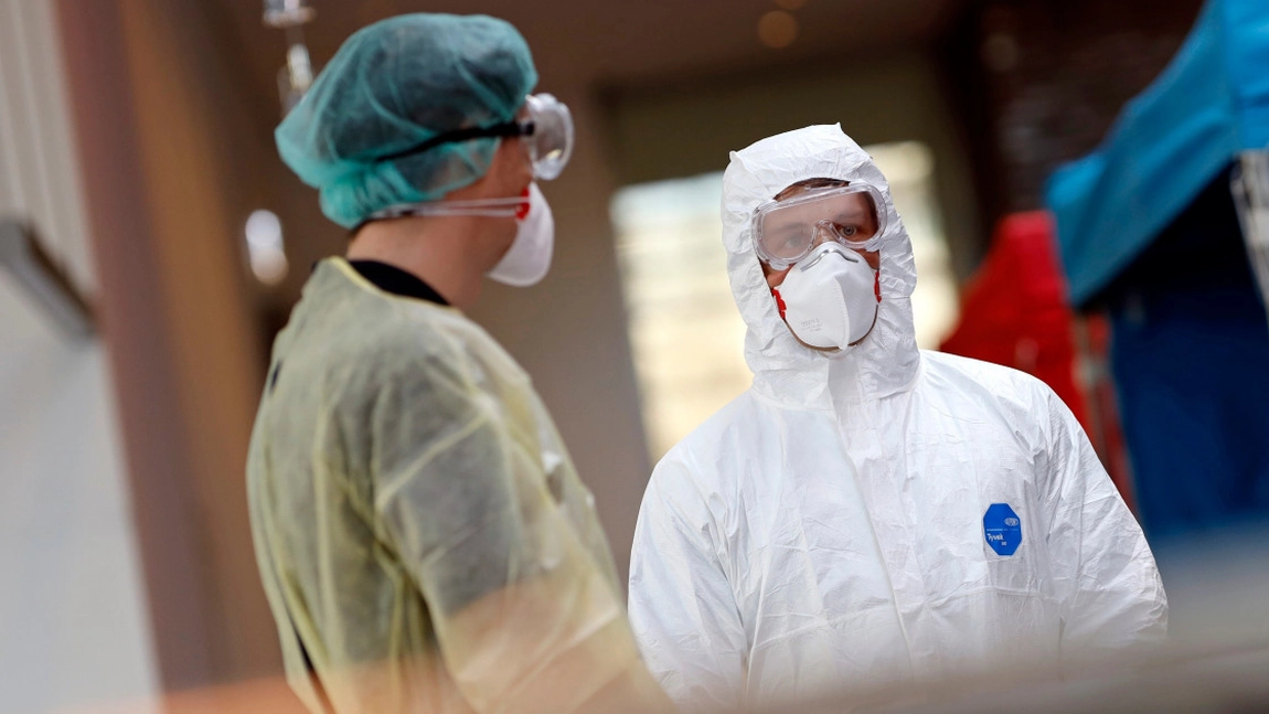 O femeie a stat trei zile în casa cu cadavrul soacrei decedate de COVID, asta în timp ce cadavrul soţului era la spital