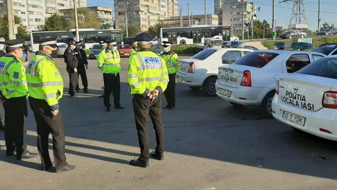 Ieșenii care nu poartă mască de protecție, amendați pe bandă rulantă de polițiștii locali în intersecțiile aglomerate și piețele agroalimentare din Iași