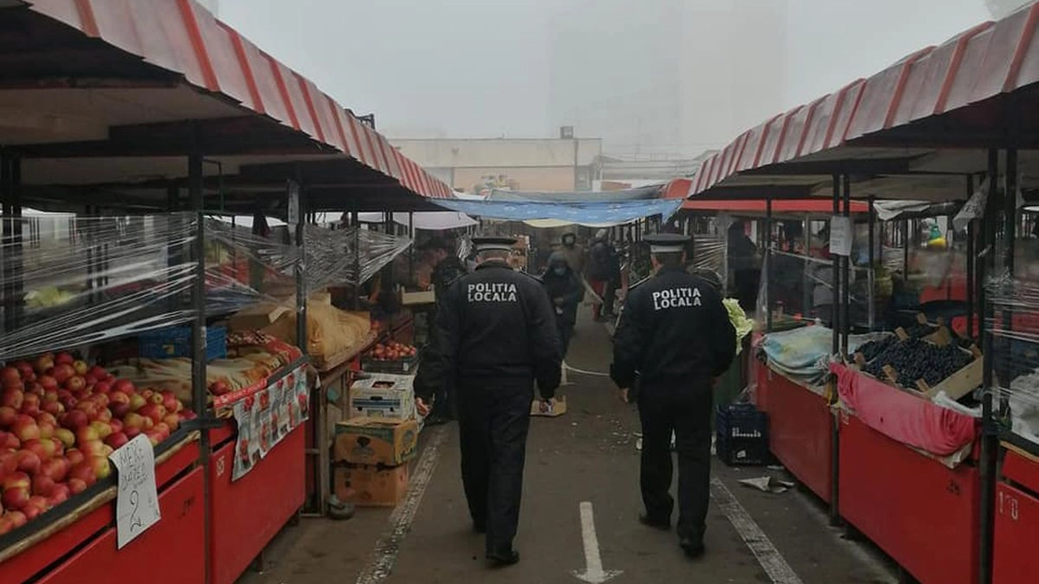 Polițiștii locali fac controale stricte în piețele agroalimentare din Iași, iar comercianții ambulanți sunt amendați pe loc și lăsați fără marfă