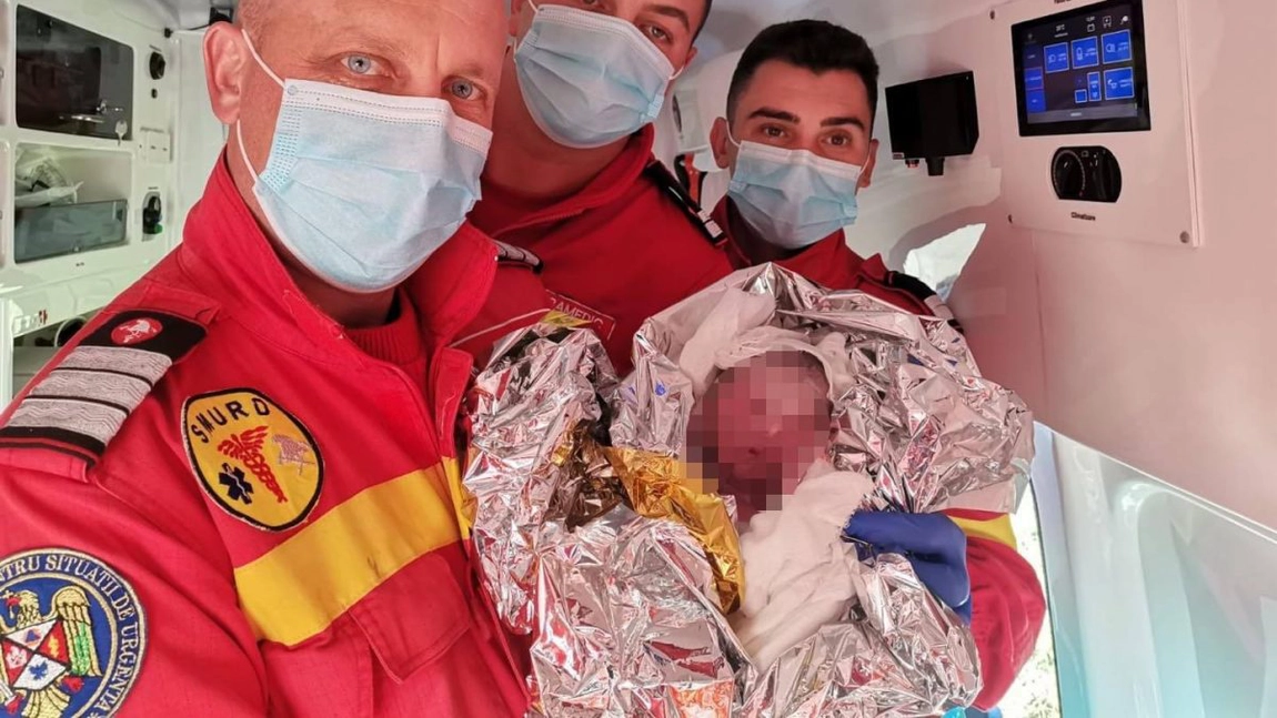 Un bebeluş s-a născut într-o ambulantă din Bistriţa! Paramedic: Noi ştiam teorie...