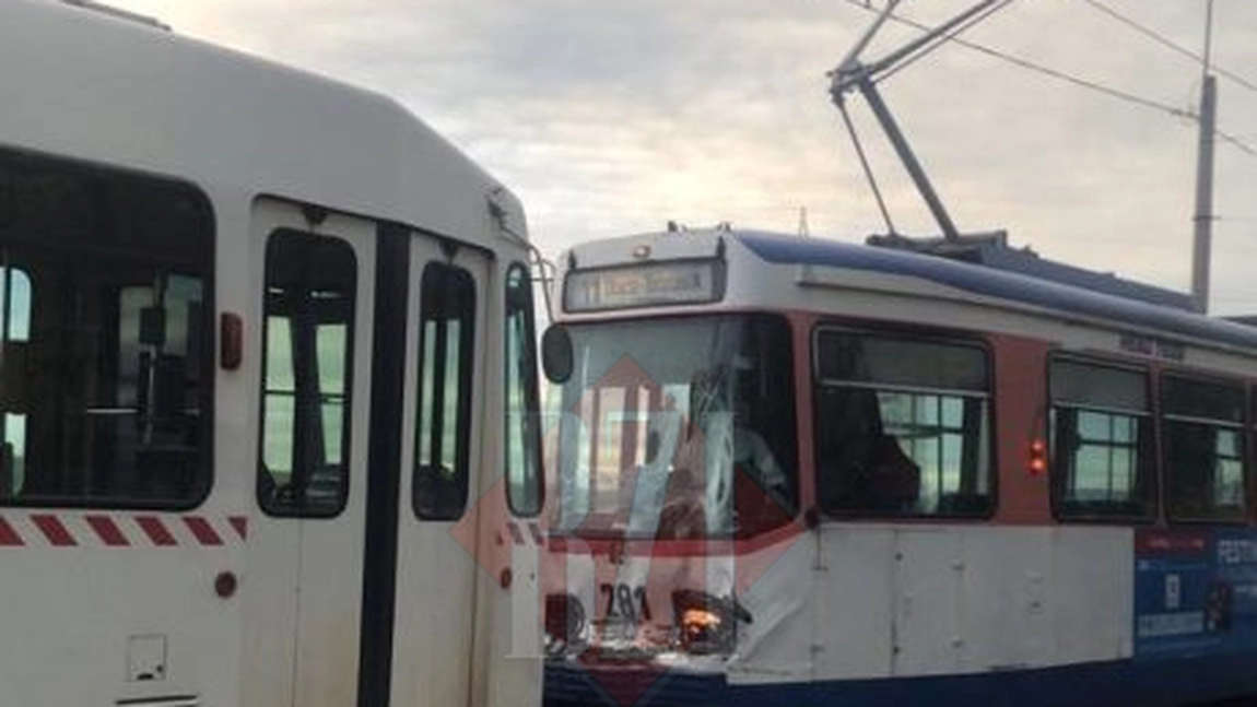 Accident rutier la Iaşi. Două tramvaie au intrat în coliziune în cartierul Dacia - EXCLUSIV
