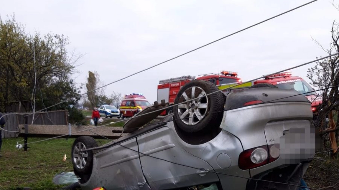 Accident rutier la Iaşi. Un autoturism s-a răsturnat, după ce a rupt un stâlp de electricitate - FOTO