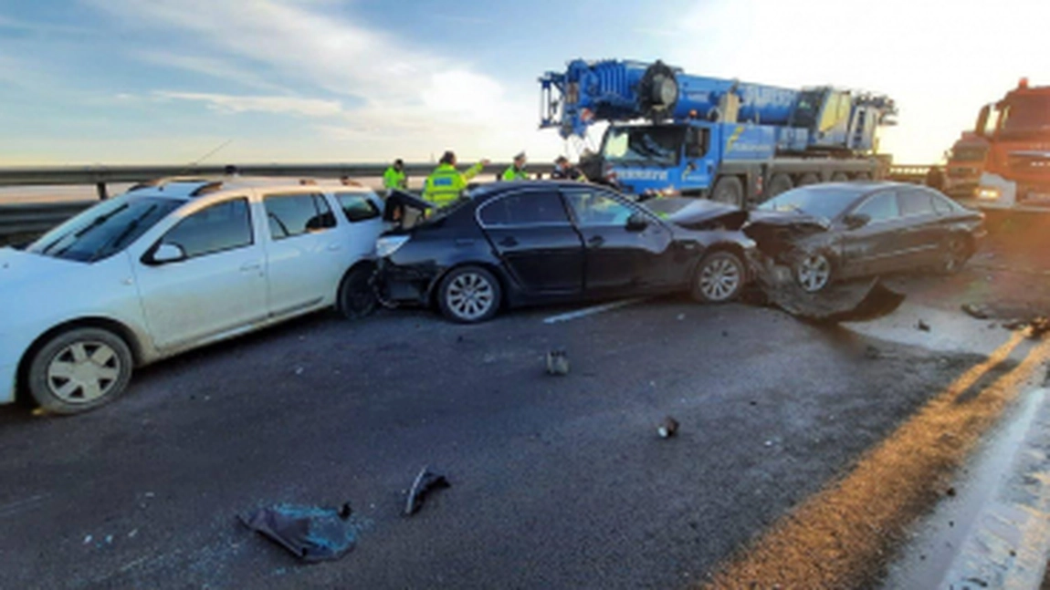 Carambol cu zece maşini pe autostrada A1. Şase persoane au fost rănite