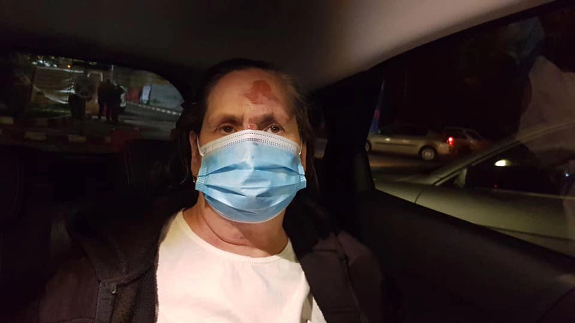 O vârstnică bolnavă de COVID-19, căzută în faţa Spitalului Universitar din București. La ce umilințe a fost supusă