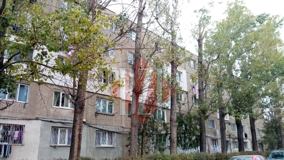 Coșmar pentru ieșenii care locuiesc în blocurile CFR din zona Păcurari. Familiile cu bătrâni și copii au pus mână de la mână să supraviețuiască peste iarnă, dar au fost fraieriți pe față