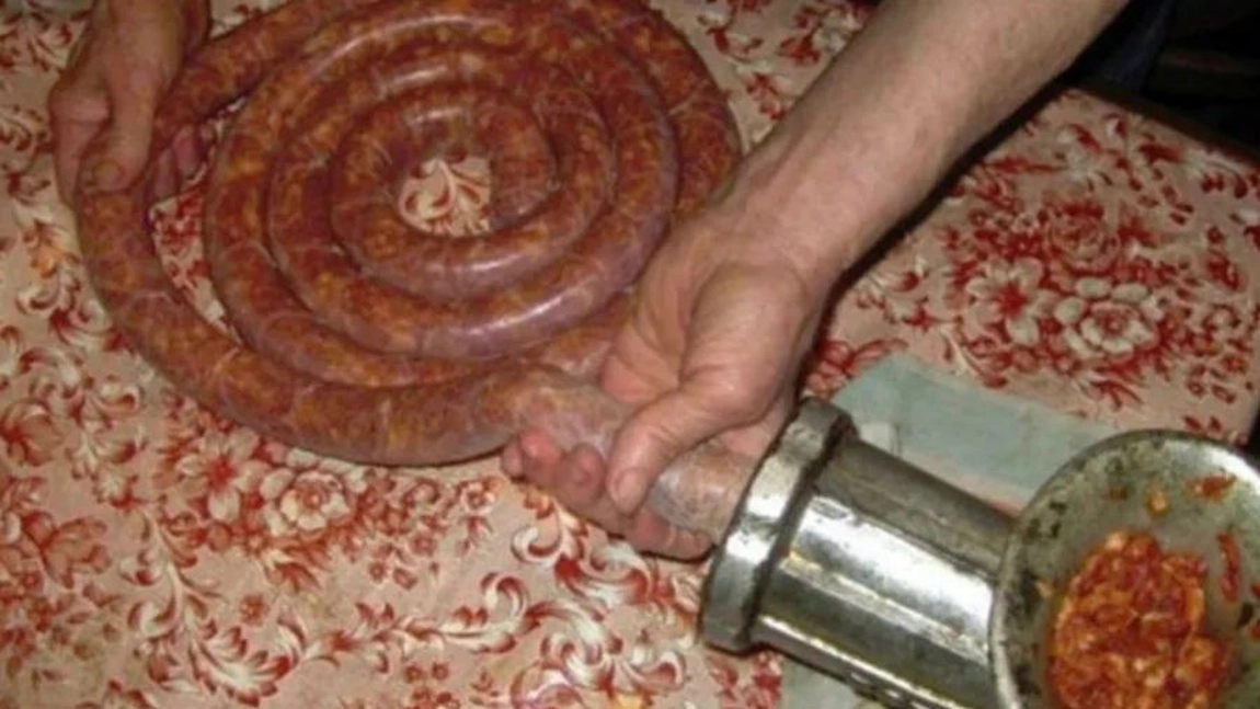 Cum se fac cârnaţii de Crăciun? Secretul celor mai gustoşi cârnaţi