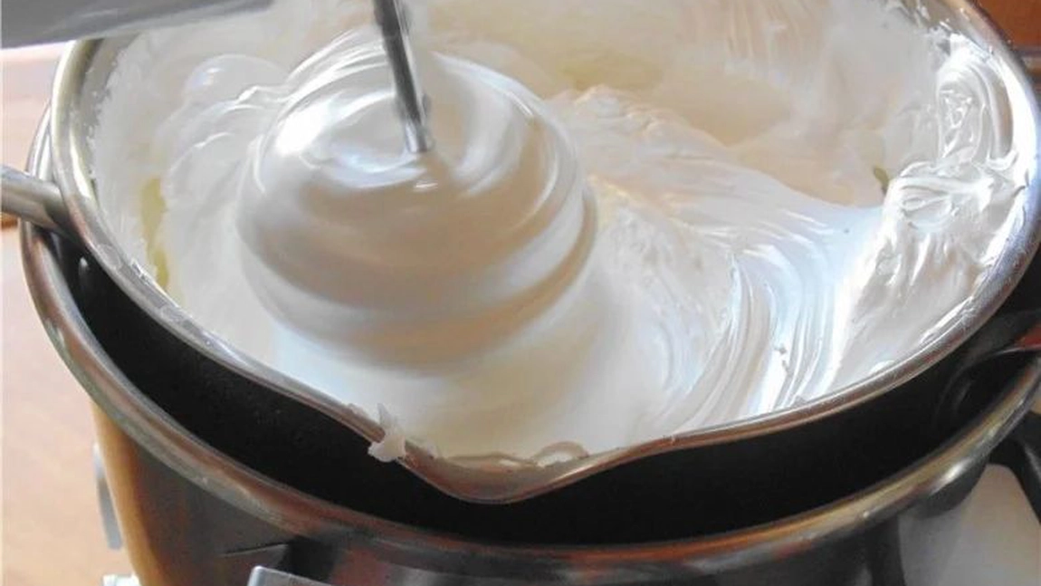 Cremă cu gust de înghețată pentru prăjituri. Bonus: crema Plombir