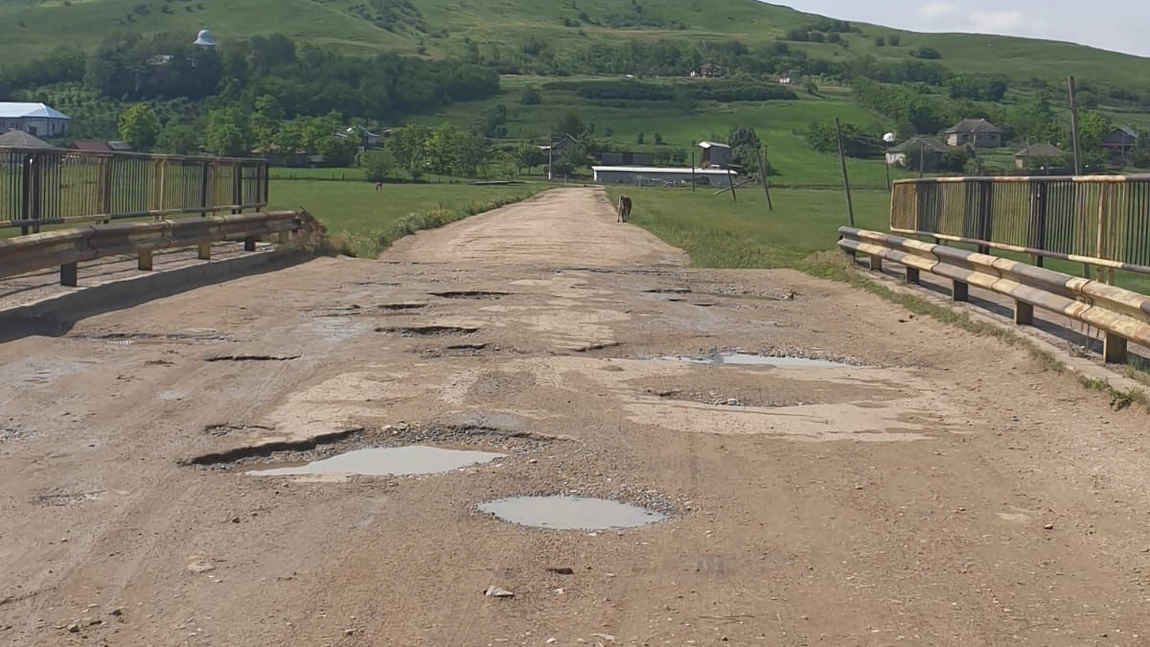 Imagini de coșmar cu cel mai prost drum din județul Iași. Iată cum arată cea mai blestemată șosea, abandonată de fosta conducere a CJ - FOTO