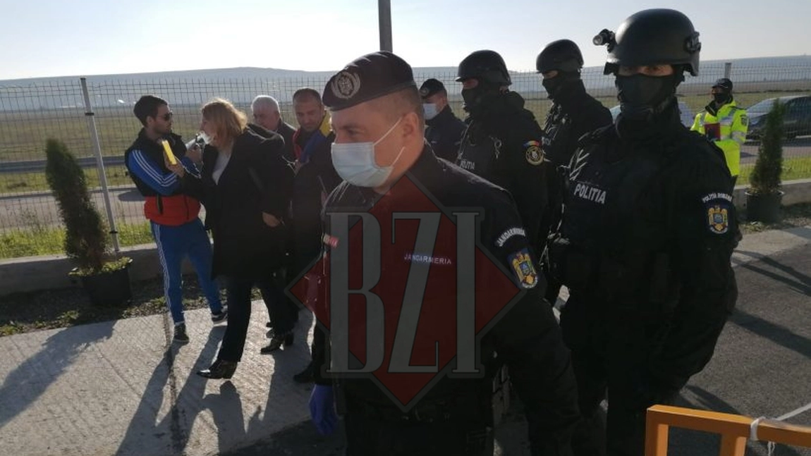 Mascații au intervenit la Spitalul mobil de la Lețcani. Circ făcut de o avocată din București la unitatea medicală - LIVE VIDEO/ GALERIE FOTO/ UPDATE